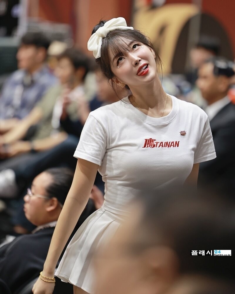 치어리더 안지현 티셔츠 볼륨감-8