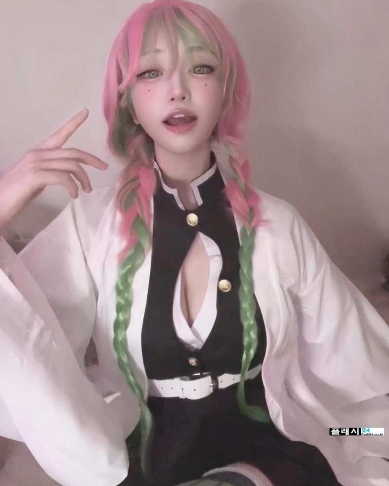 얼굴과 전혀 다른 코스프레녀-4