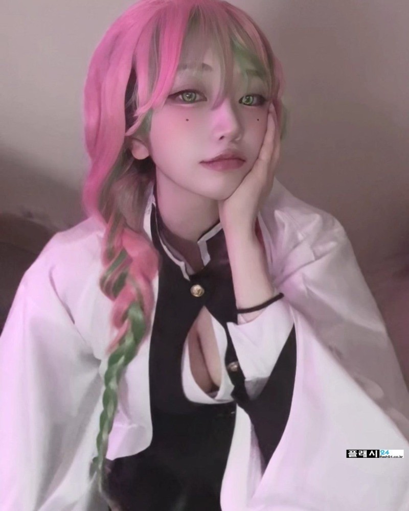 얼굴과 전혀 다른 코스프레녀-5