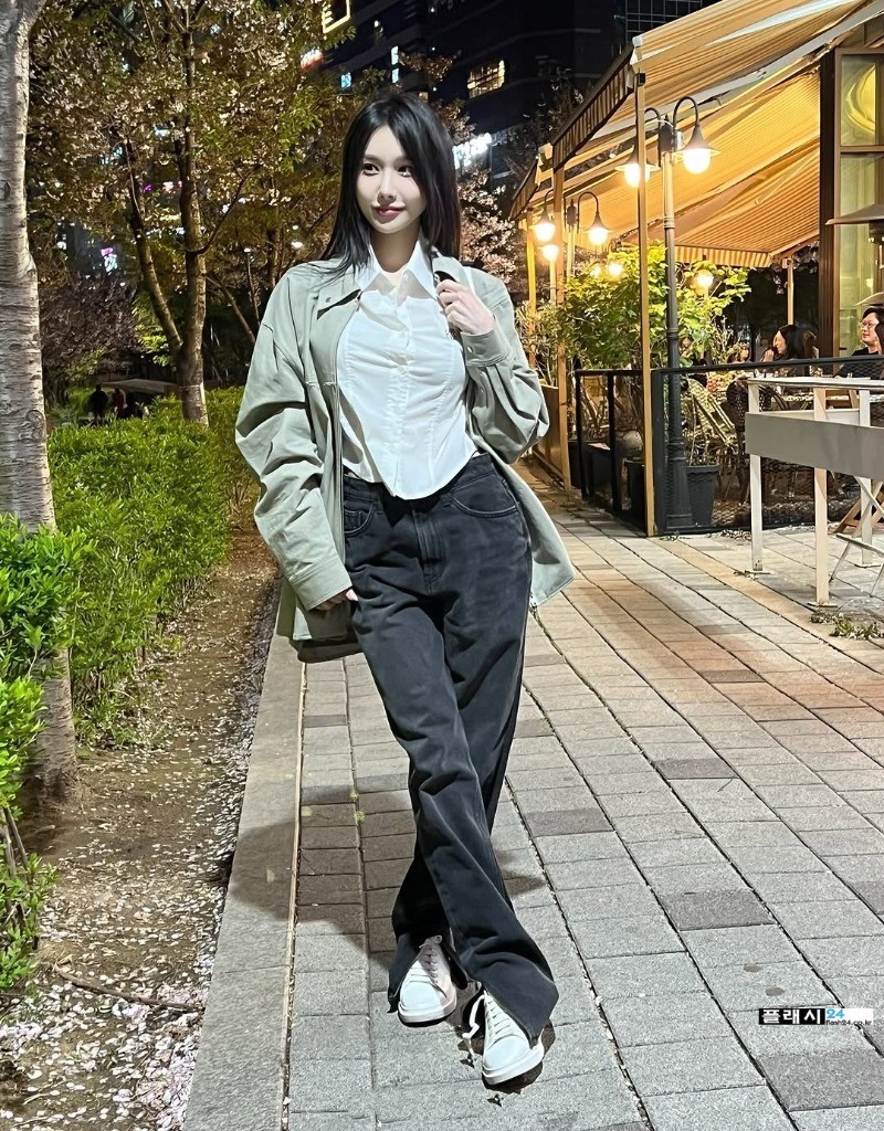 ㅇㅎ)앉아있는 모델 한나나 잡고싶은 뒤모습-4