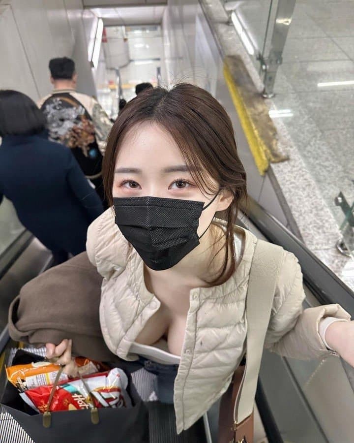 에스컬레이터.. 가슴 큰 여친