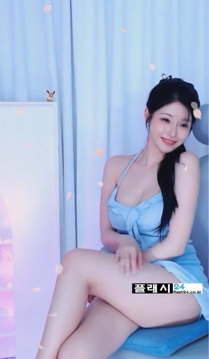 자세 고쳐 앉은 세경의 허벅지