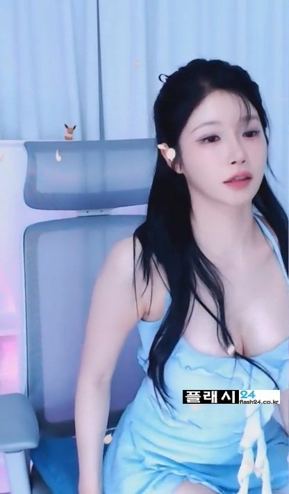 자세 고쳐 앉은 세경의 허벅지-7