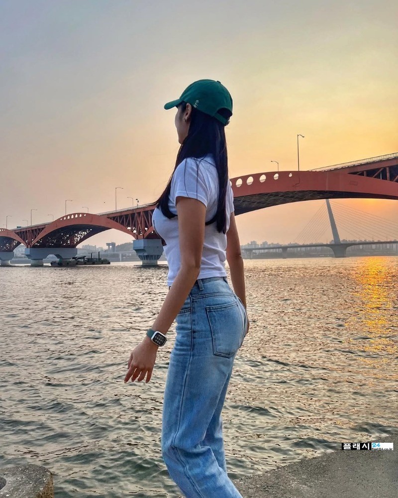 ㅇㅎ)글래머스한 모델 김주희 청바지 데이트룩-4