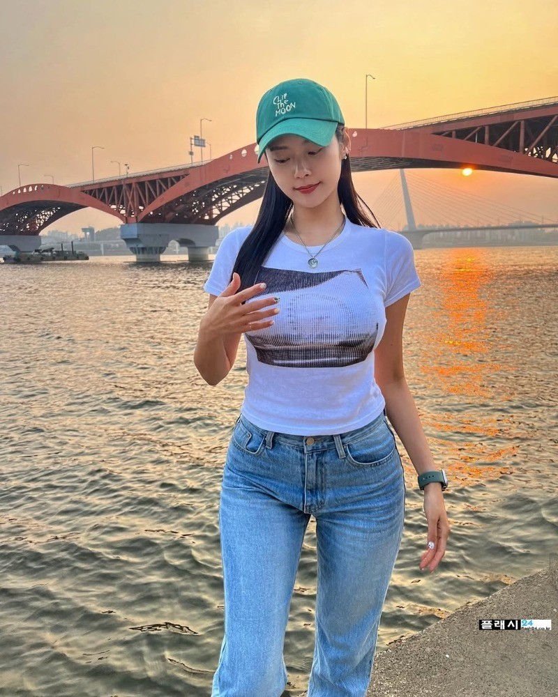 ㅇㅎ)글래머스한 모델 김주희 청바지 데이트룩-6