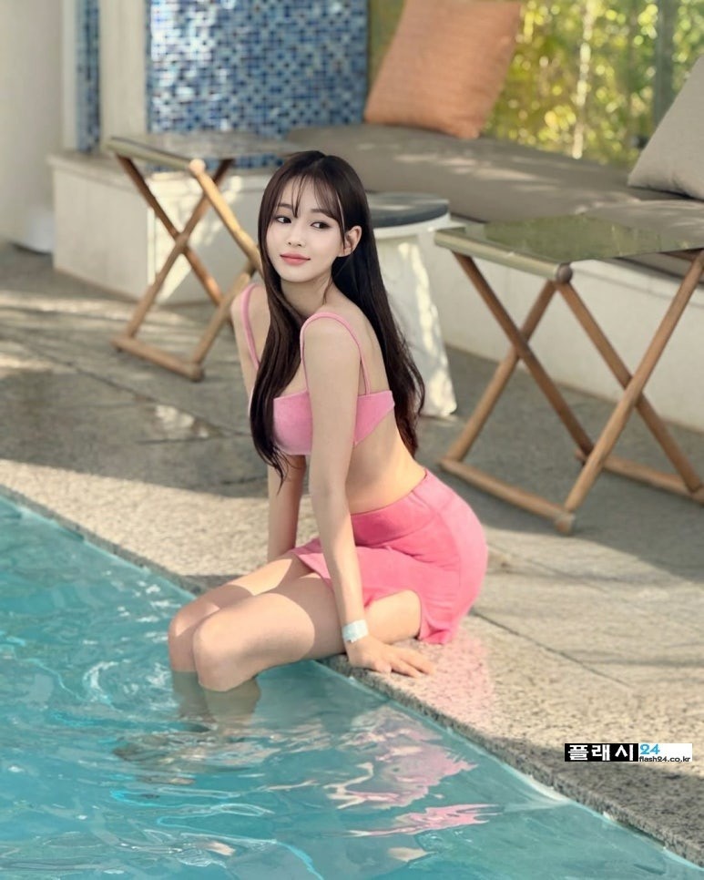 인터넷 방송인 유나몽 호텔 핑크 수영복-2