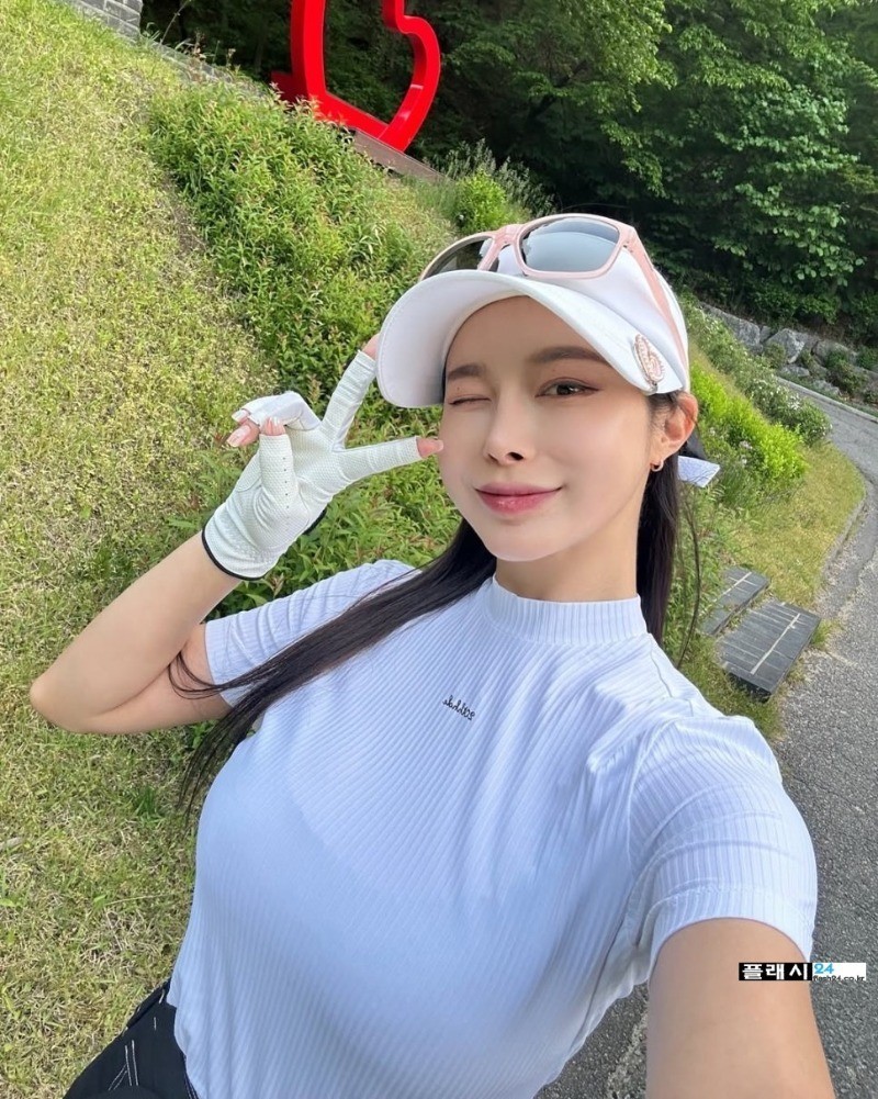 꼭 한번치고싶은 레이싱모델 소이 골프웨어-3