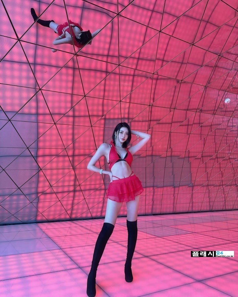 레이싱 모델 박하얀 남자를 환장하는 외출룩-4