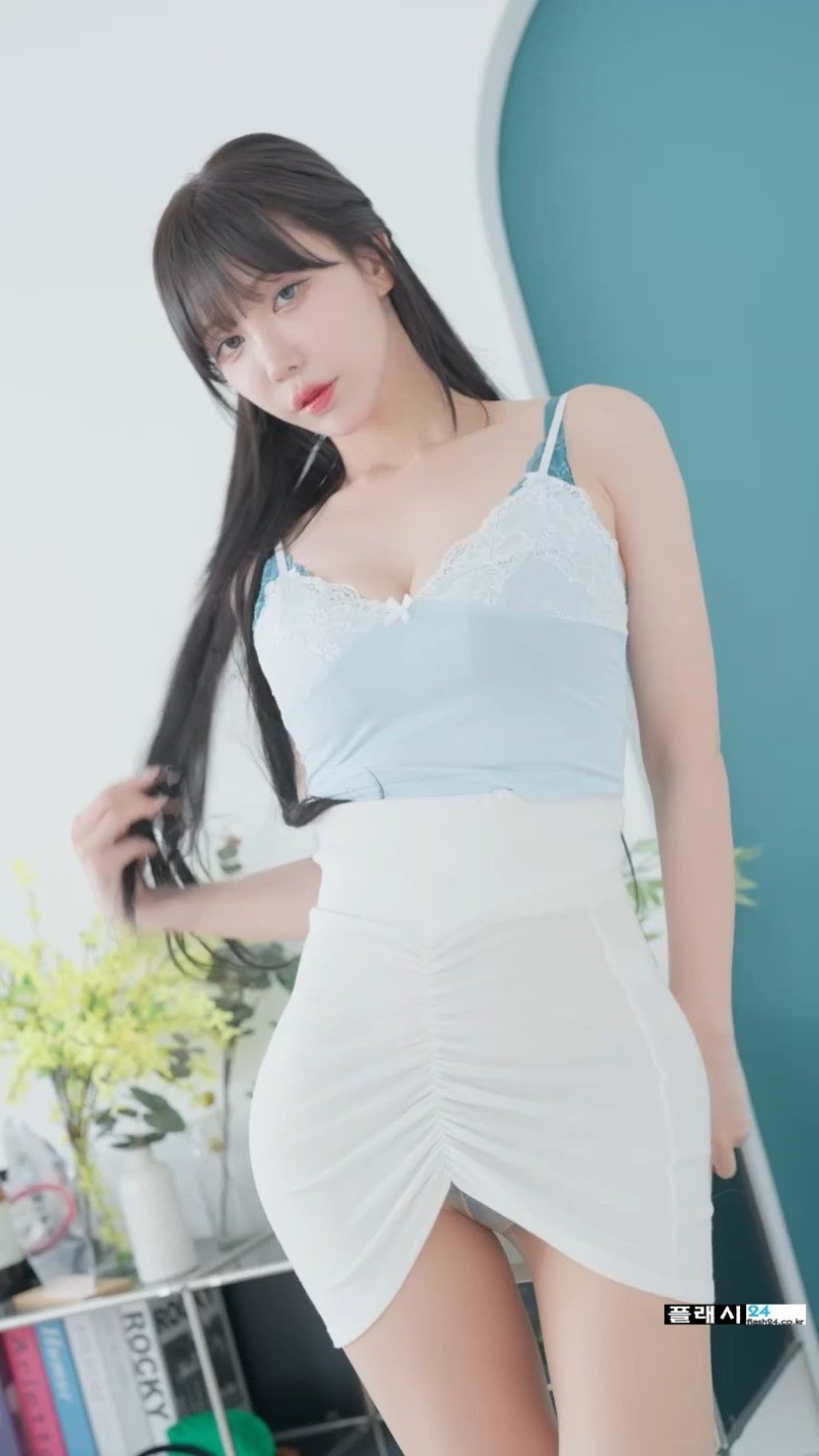 겨우디 타이트한 흰치마 오피스룩-4