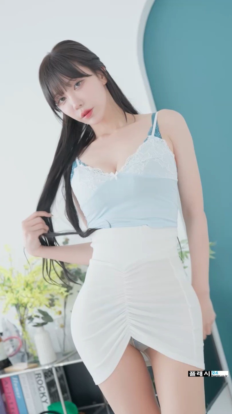 겨우디 타이트한 흰치마 오피스룩-5