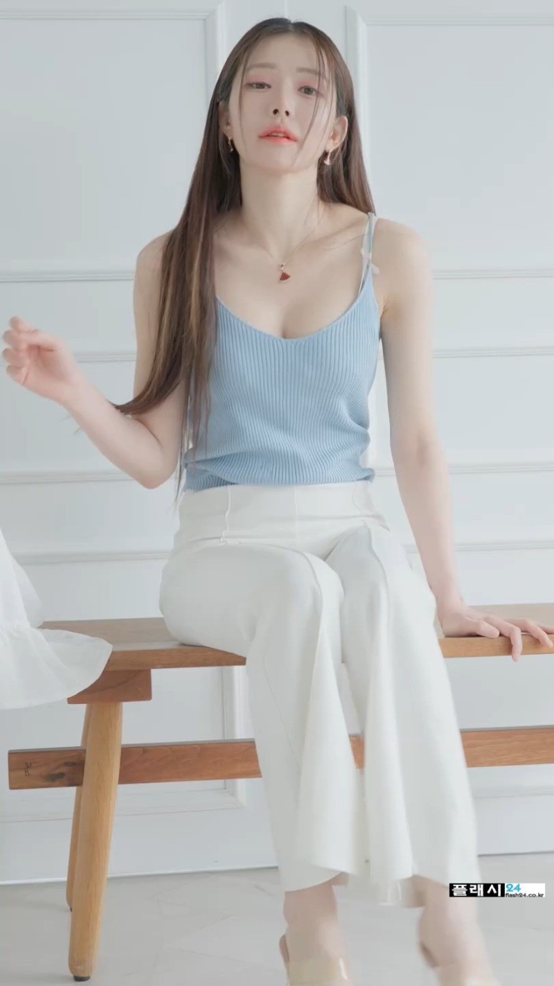 모델 벨라 귀여운 골지 슬림 티셔츠