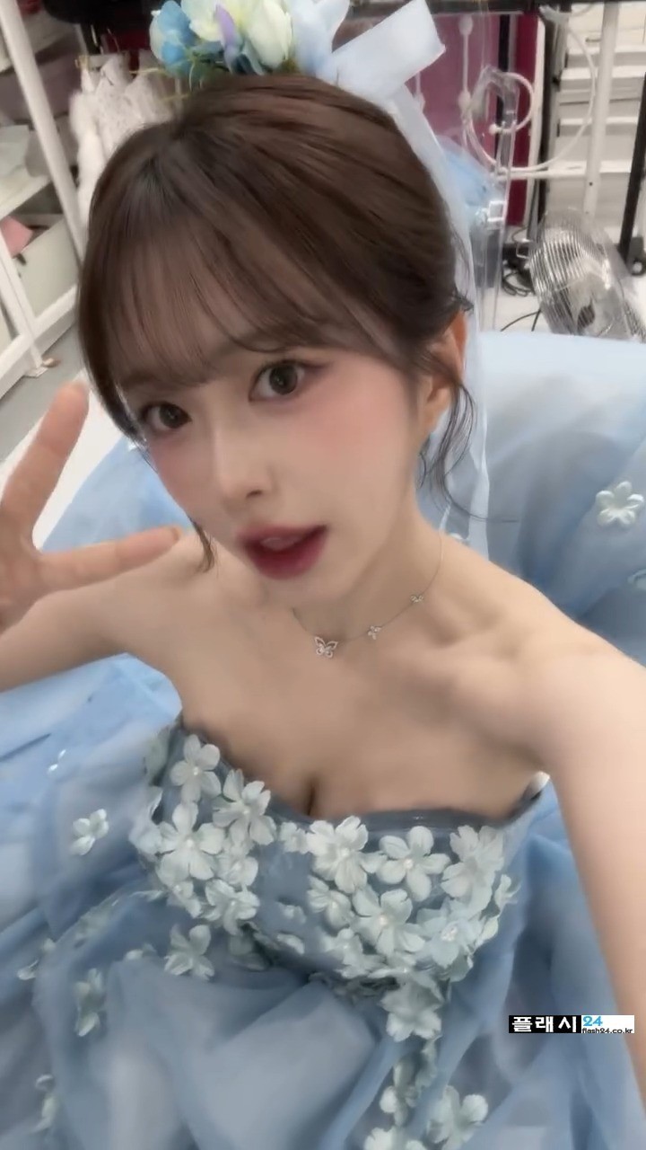 김빵귤 묵직한 파란 웨딩드레스-3