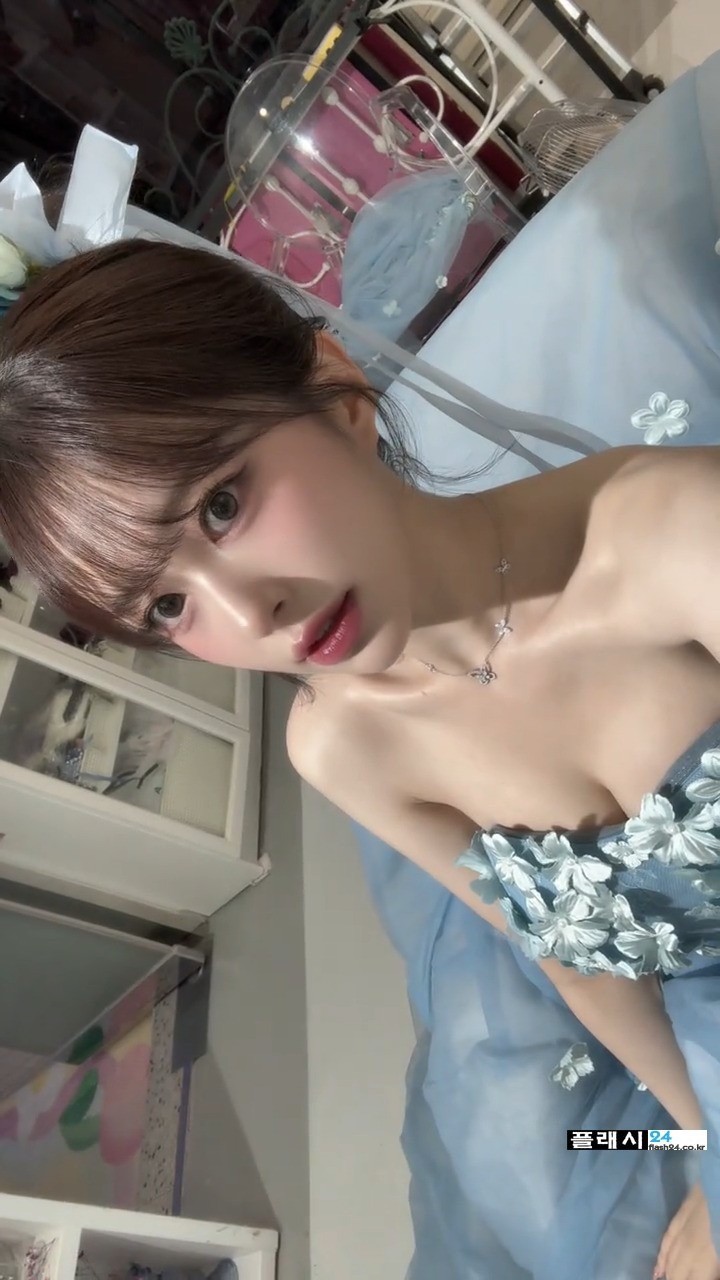 김빵귤 묵직한 파란 웨딩드레스-5