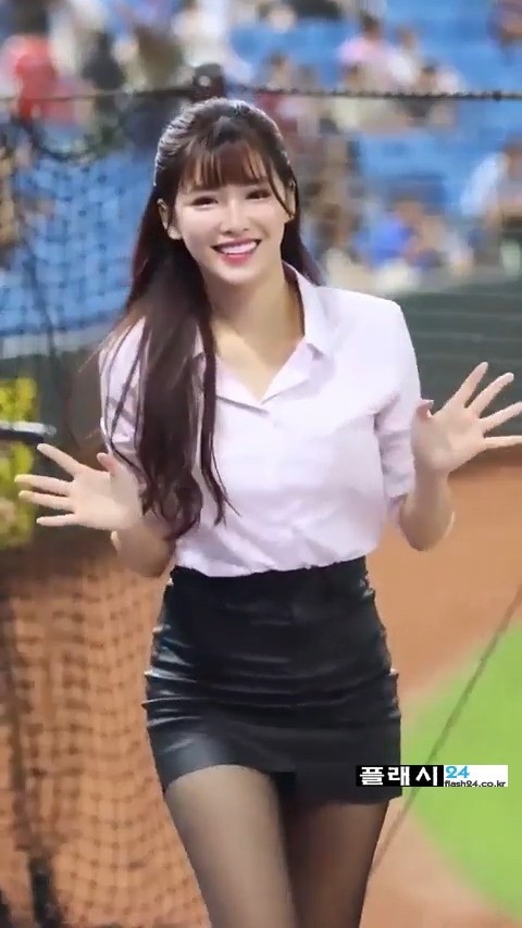 입장하는 대만 치어리더 오피스룩-2