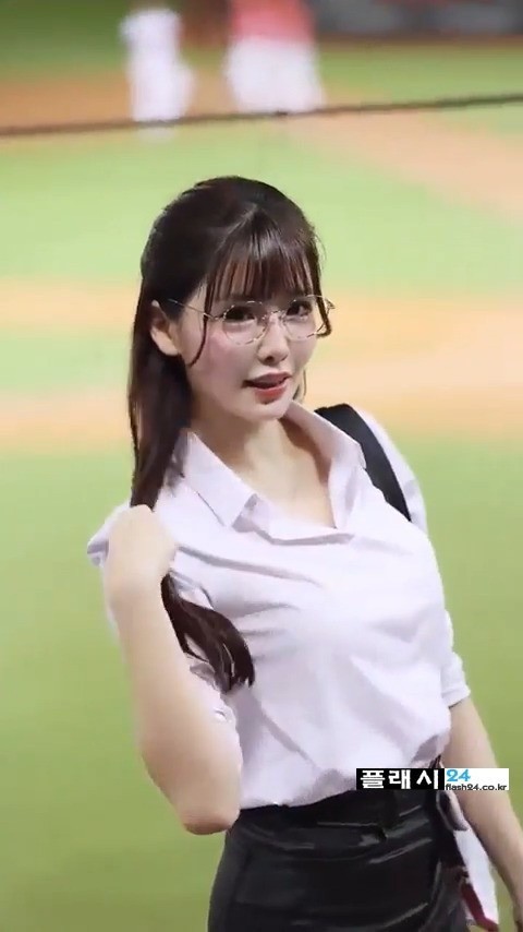 입장하는 대만 치어리더 오피스룩-3