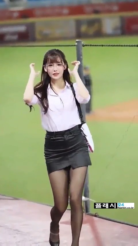 입장하는 대만 치어리더 오피스룩-4