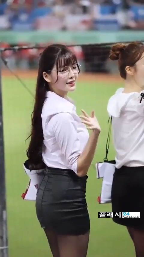 입장하는 대만 치어리더 오피스룩-6