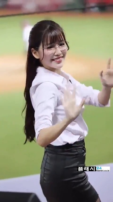 입장하는 대만 치어리더 오피스룩-7