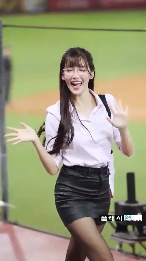 입장하는 대만 치어리더 오피스룩-8