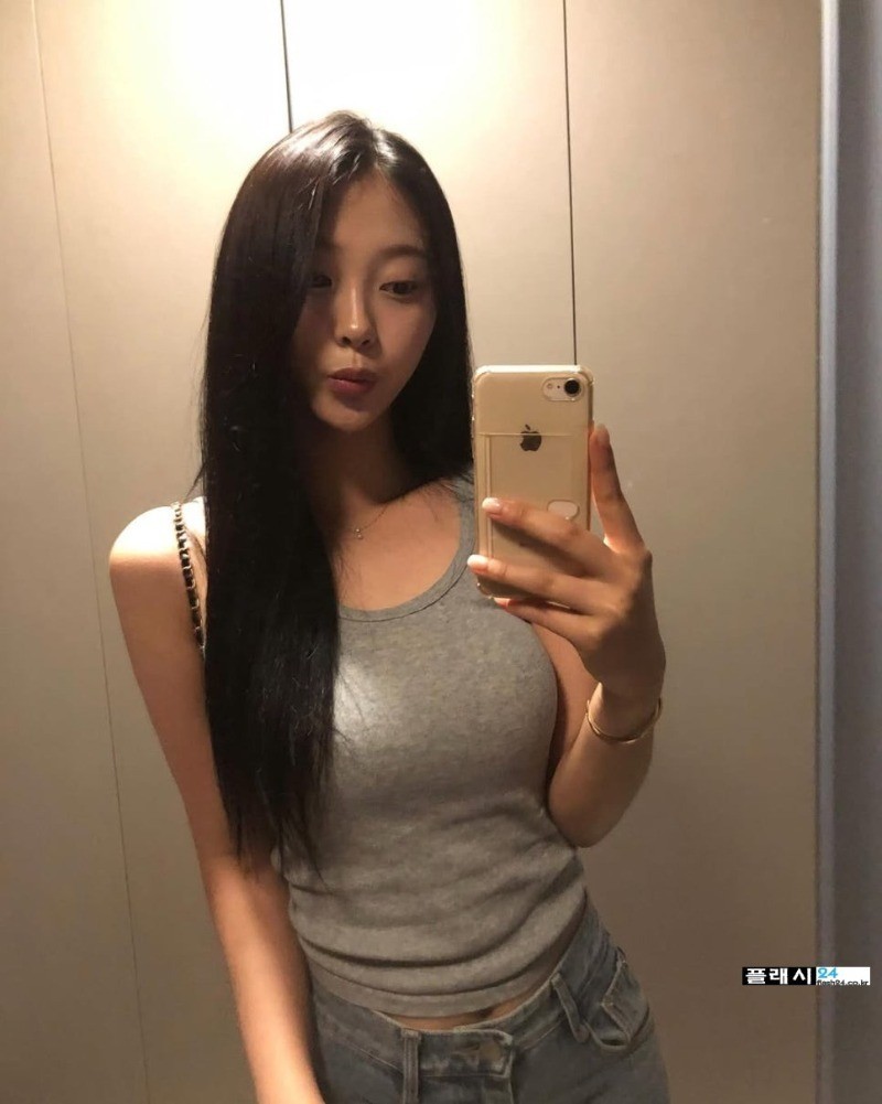 책상위에 올려놓은 치어리더 송민교-3