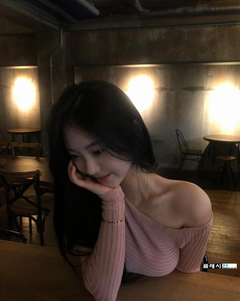 책상위에 올려놓은 치어리더 송민교-4