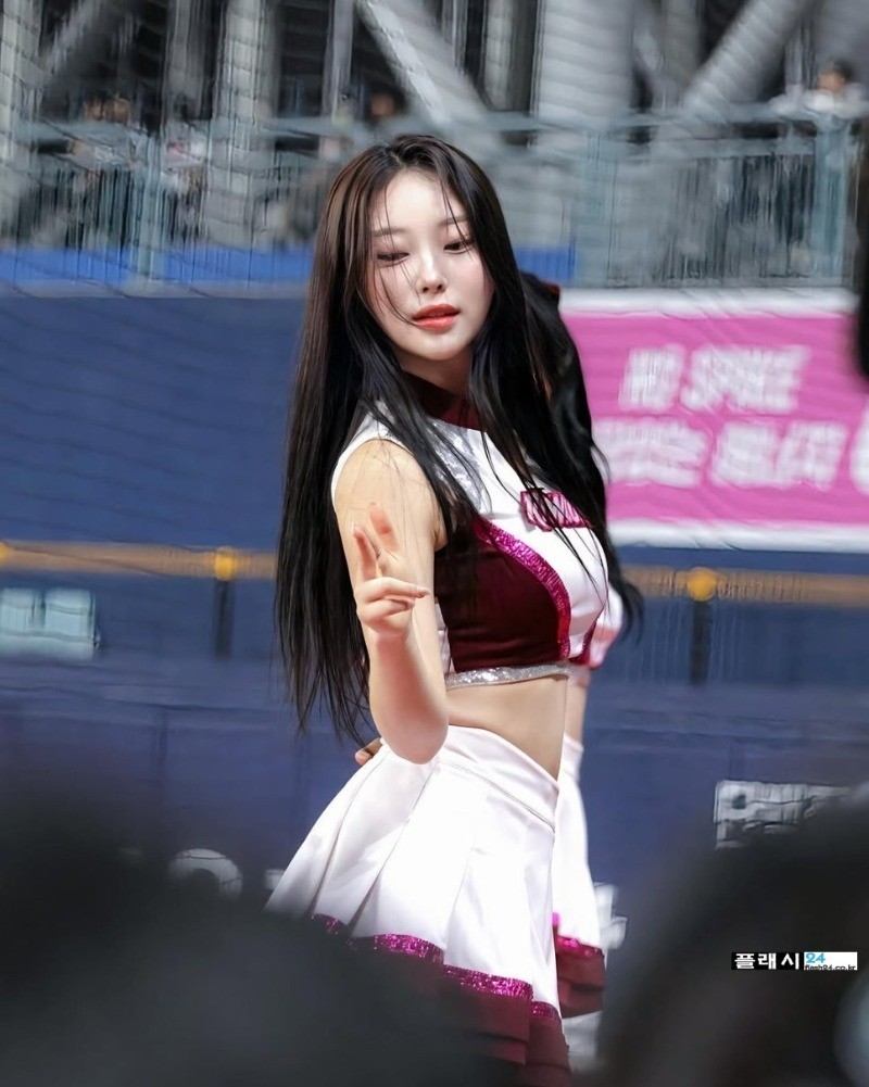 책상위에 올려놓은 치어리더 송민교-5