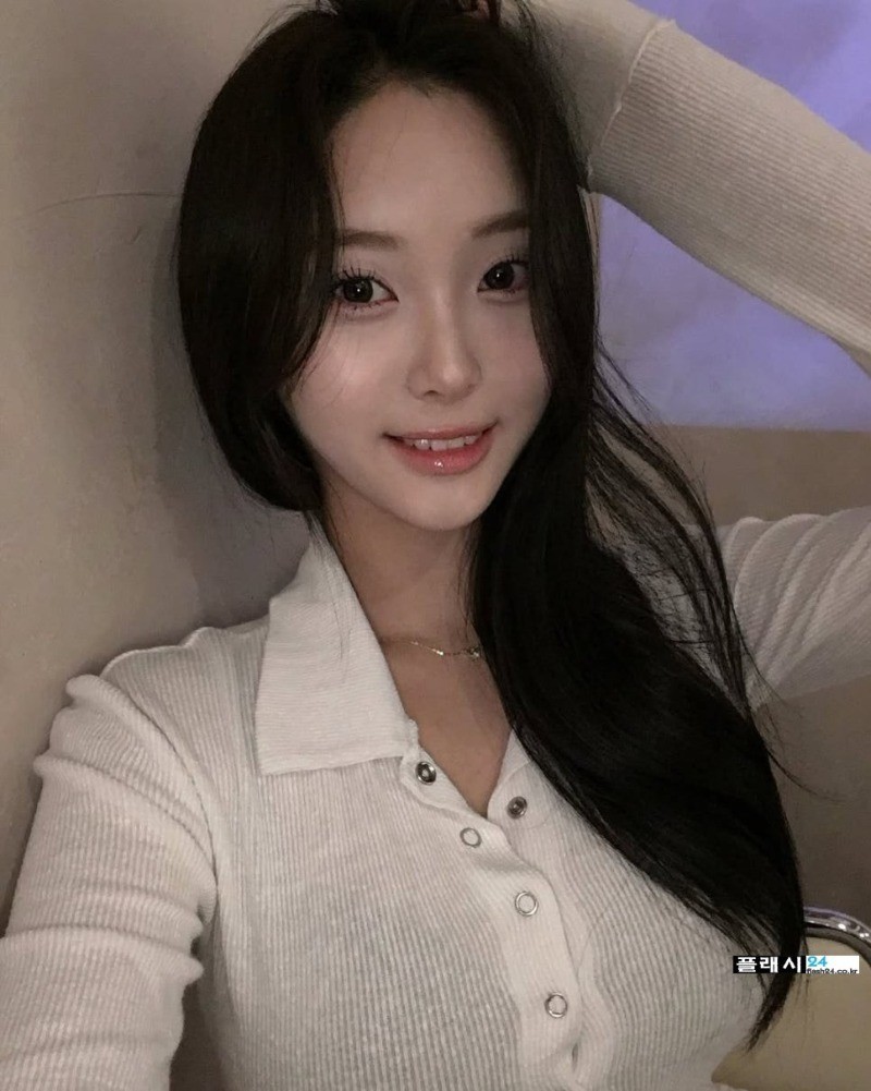 책상위에 올려놓은 치어리더 송민교-7
