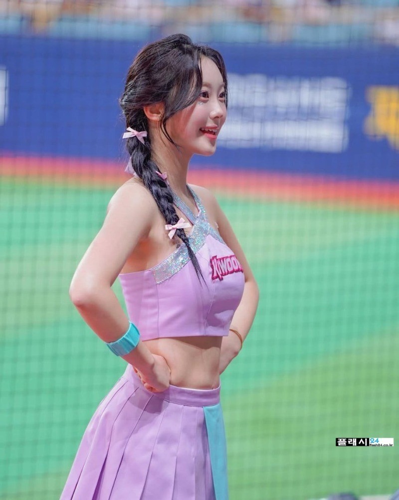 책상위에 올려놓은 치어리더 송민교-8