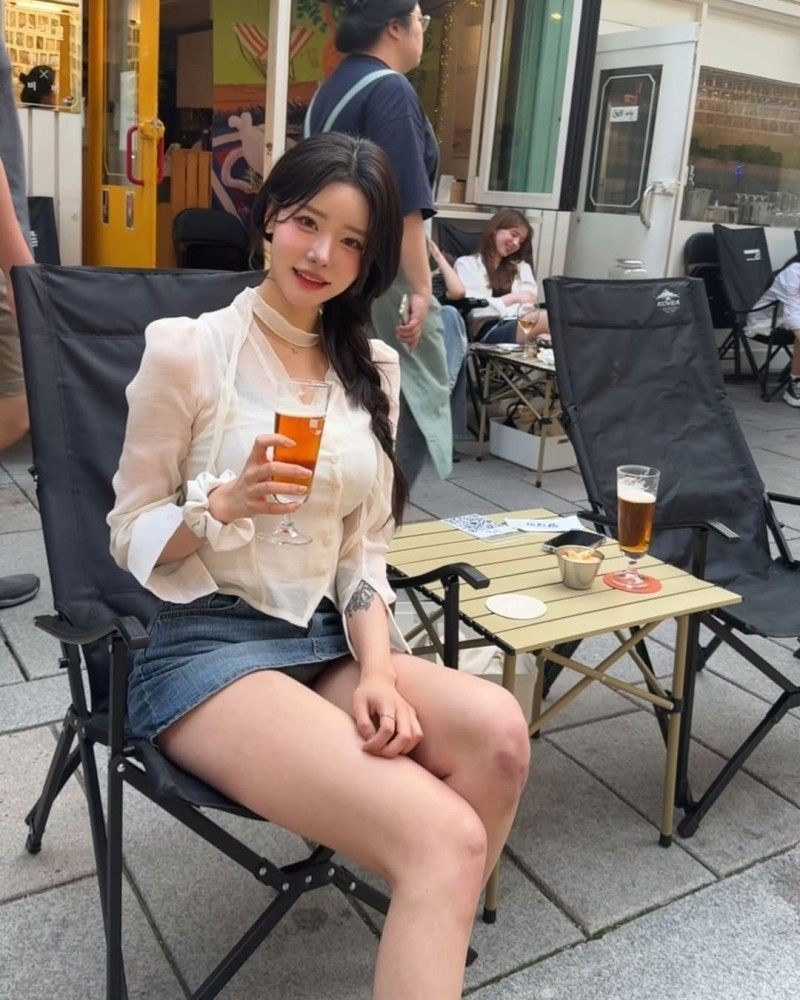 팬티 보일듯 ㄷㄷ 너무 짧은 치마