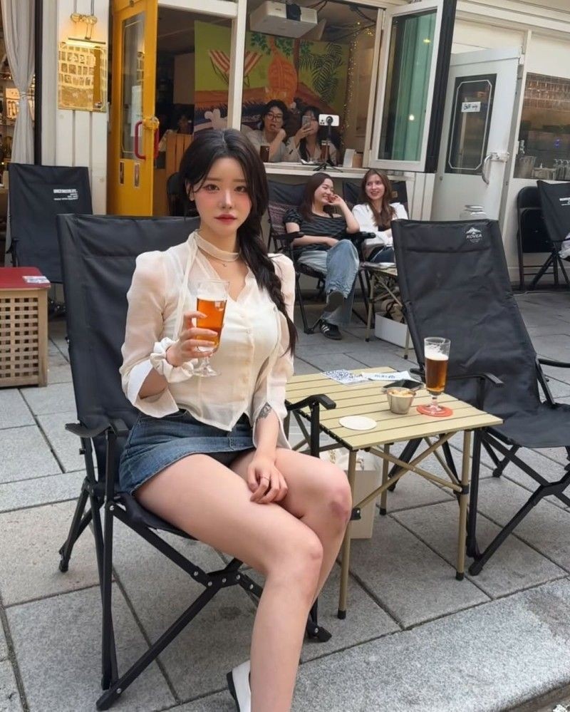 팬티 보일듯 ㄷㄷ 너무 짧은 치마-2