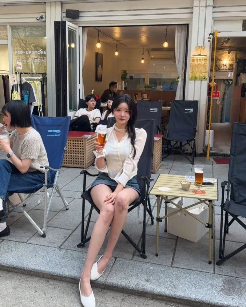팬티 보일듯 ㄷㄷ 너무 짧은 치마-3