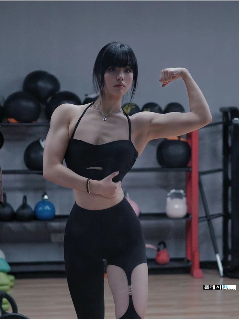알통 자랑하는 처자