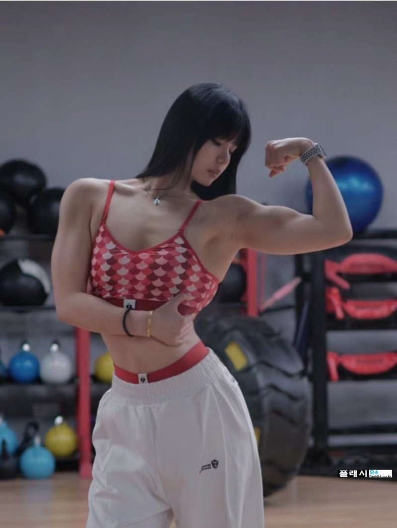 알통 자랑하는 처자-3