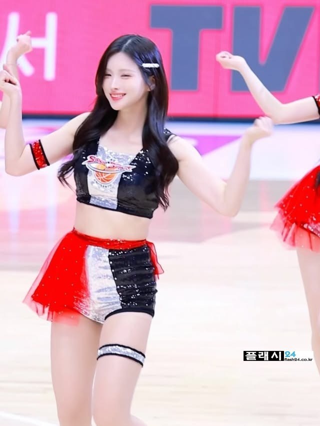 아이돌 급 외모를 가졌다는 김정원 치어리더-4