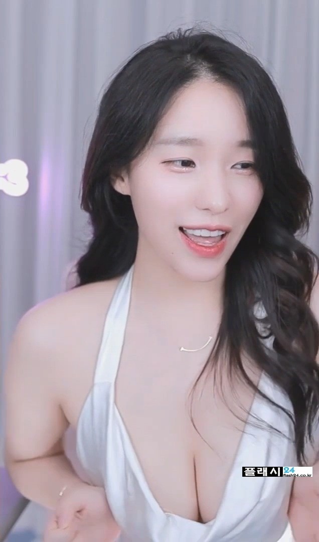 무아주는 BJ 미래 흰 실크 원피스