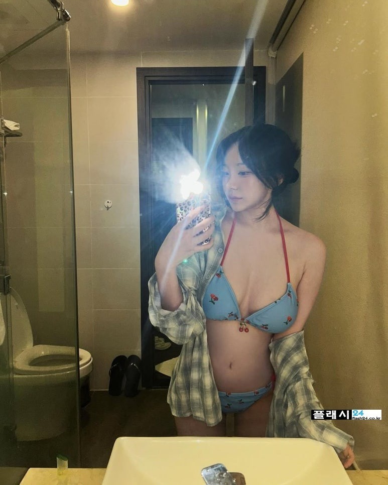 상큼 발랄함이 터지는 체리 비치웨어