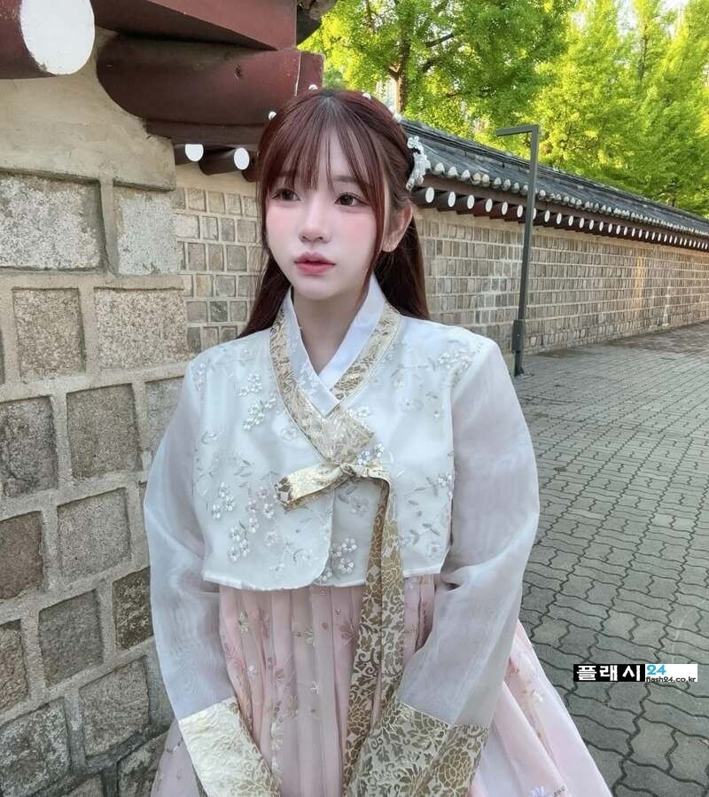 한복 입고 경복궁 놀러온 갓경 누나 반전 매력-4