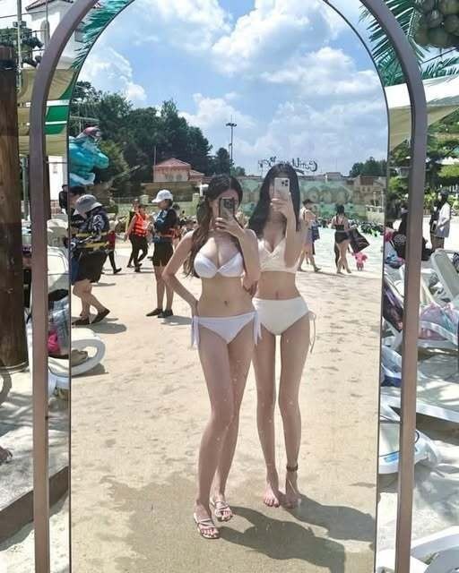 해변에서 비키니 인증하는 MZ 처자 둘