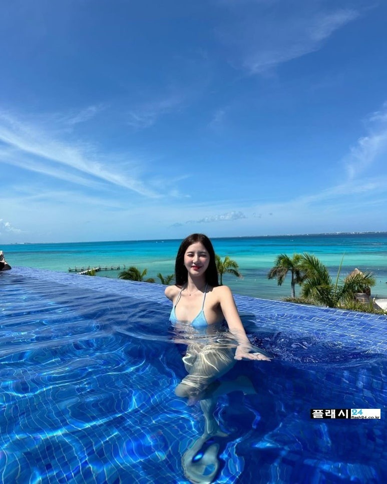 치어리더 김해리 수영복이 작다-10