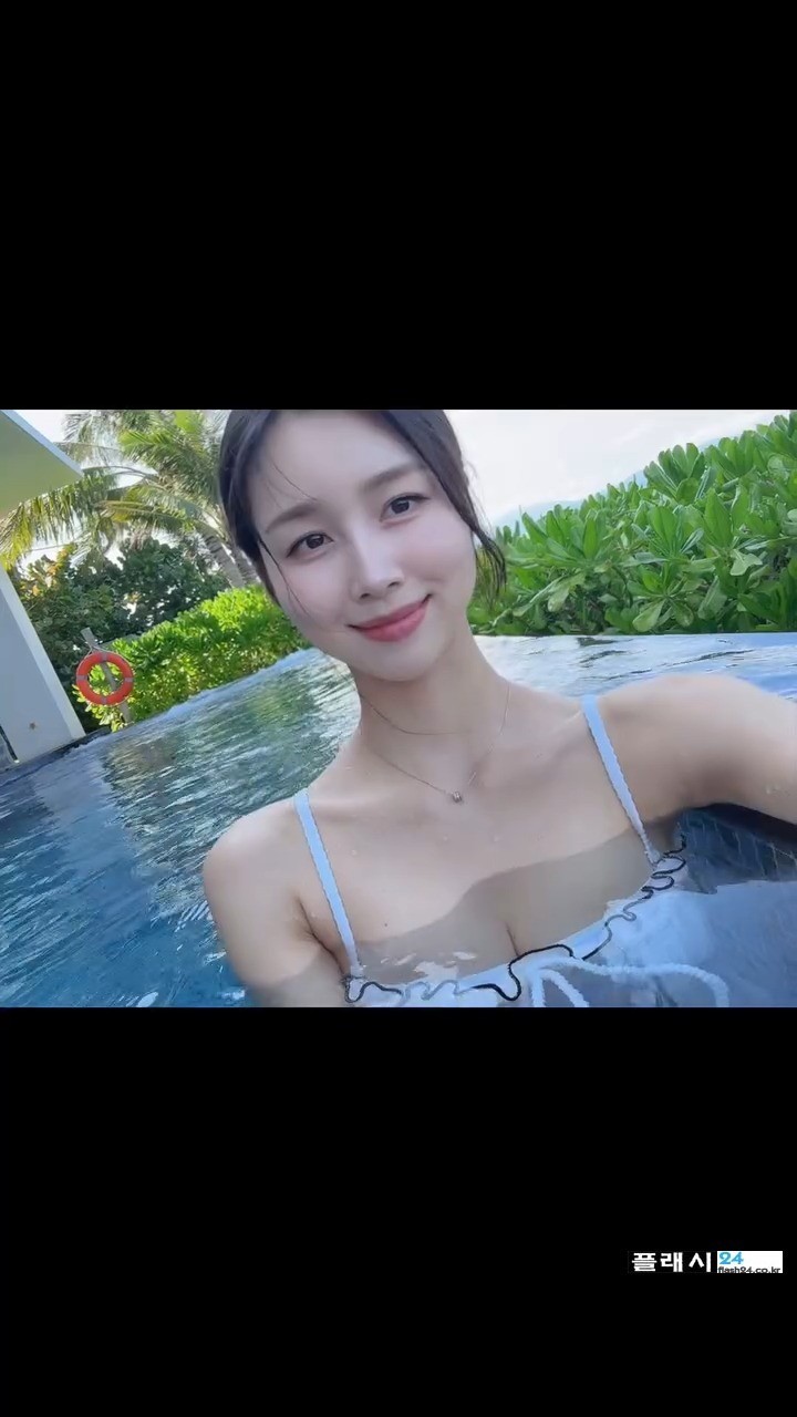 엄예진 나시 원피스 같은 수영복 셀카-2