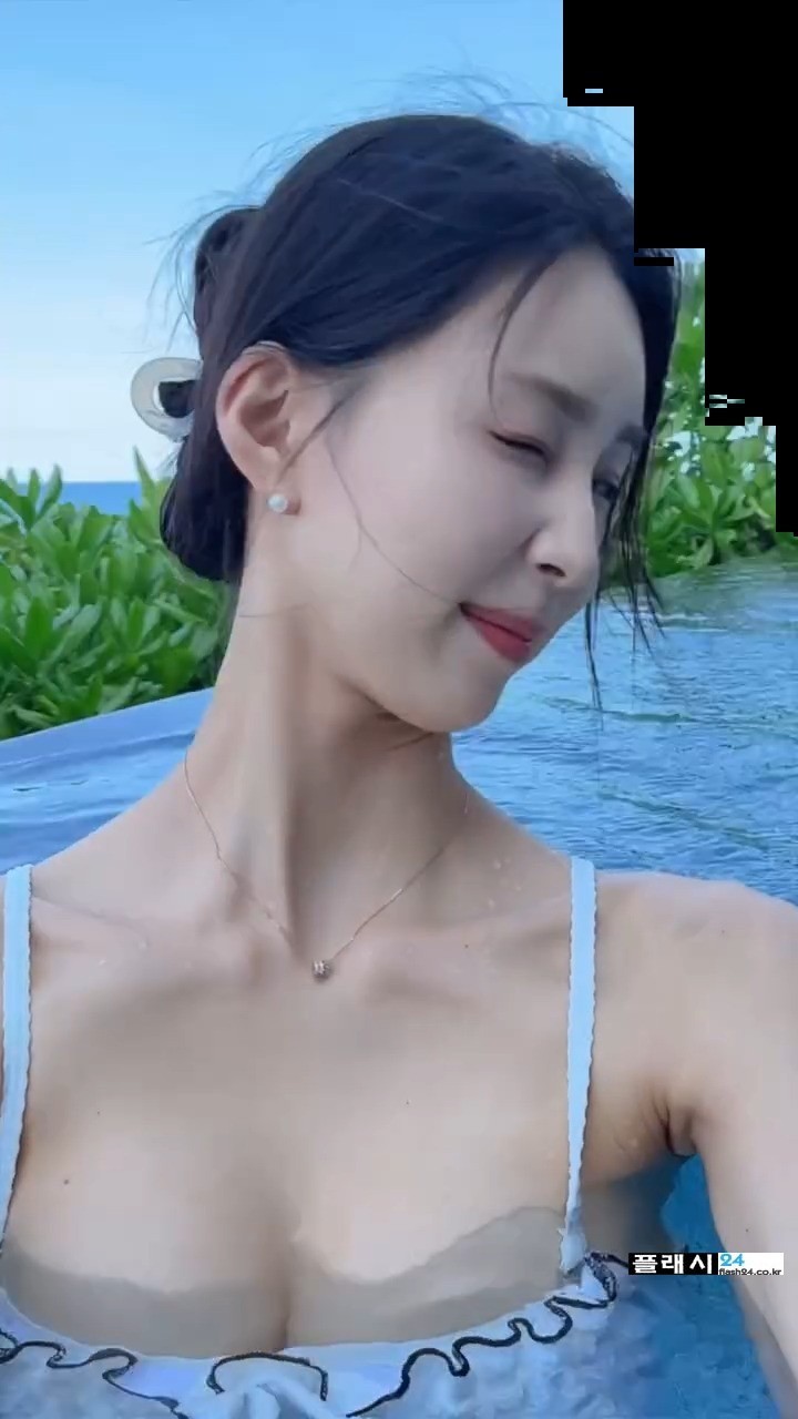 엄예진 나시 원피스 같은 수영복 셀카-4