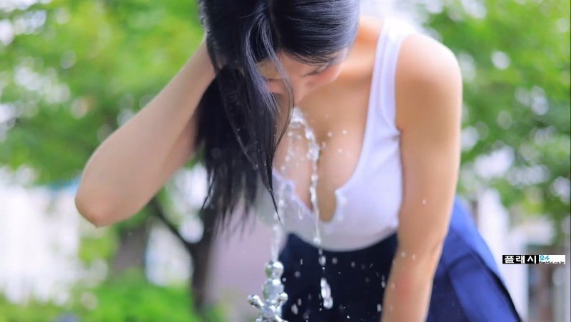 수돗가에서 숙여서 물 마시는 연우-3