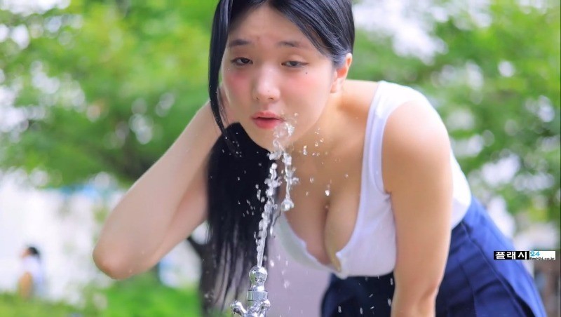 수돗가에서 숙여서 물 마시는 연우-4
