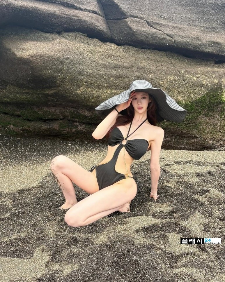 시선을 사로잡는 비치 웨어-7