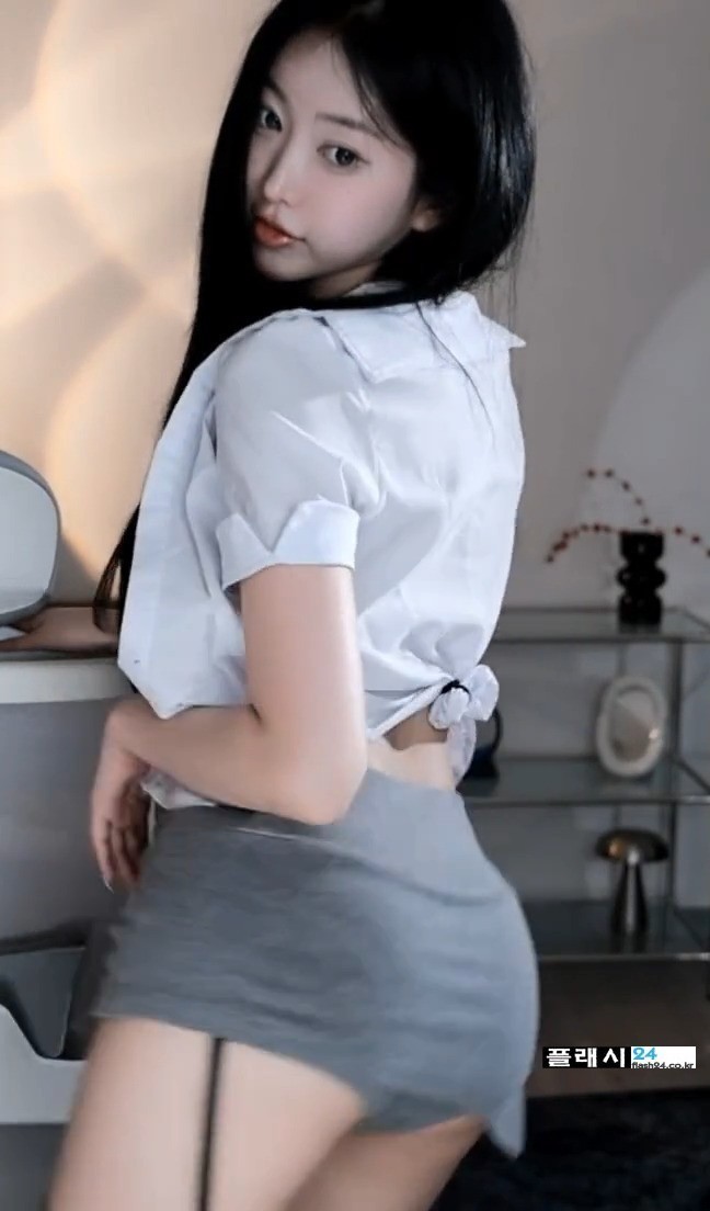회색 치마입고 내미는하니니