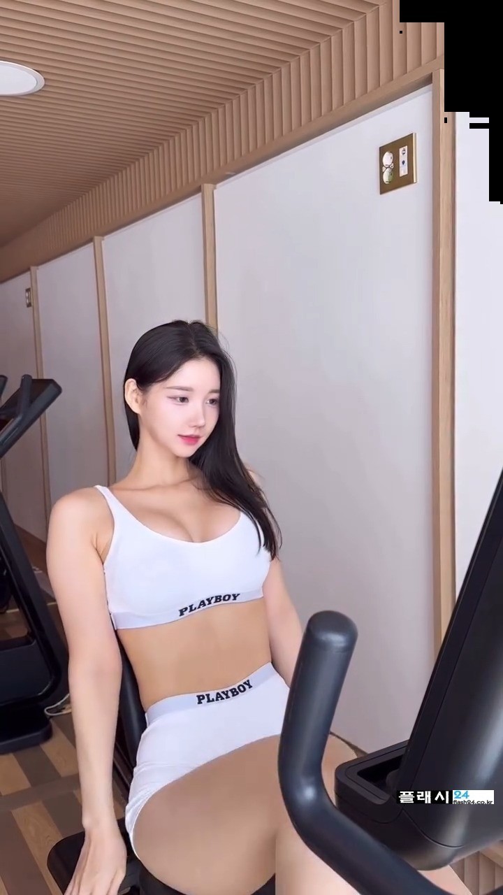 스포츠 브라탑입고 운동하는 여자-6