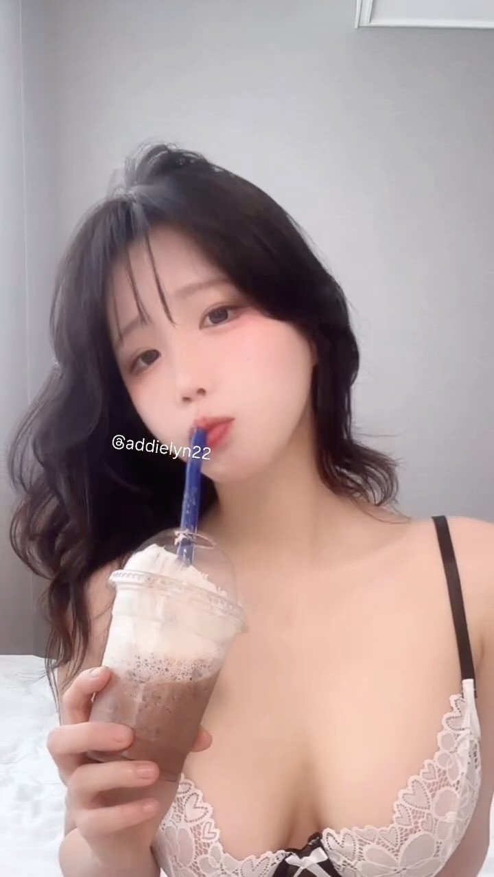가까이 다가와서 바라보는 여친 느낌-7