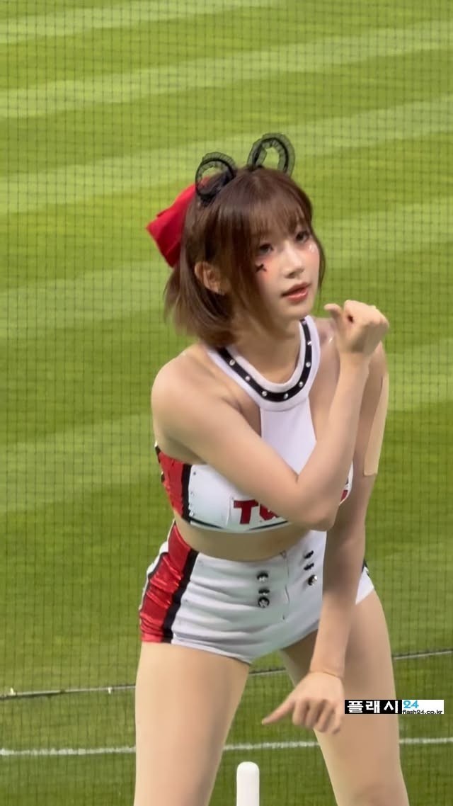 단발로 변신한 이주은 치어리더-2