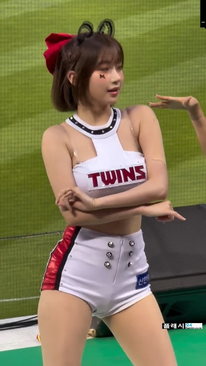 단발로 변신한 이주은 치어리더-4