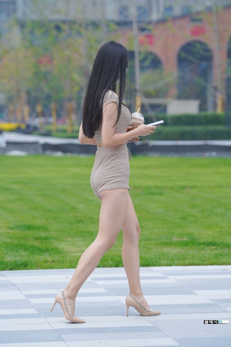 오늘의 스타벅스 출근녀-2